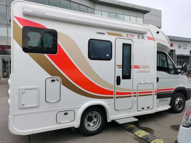 金冠T型房車 奔馳商務(wù)級內(nèi)飾，打造移動中的舒適坐臥體驗